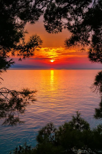 Deniz üzerinde parlak gün batımı — Stok fotoğraf