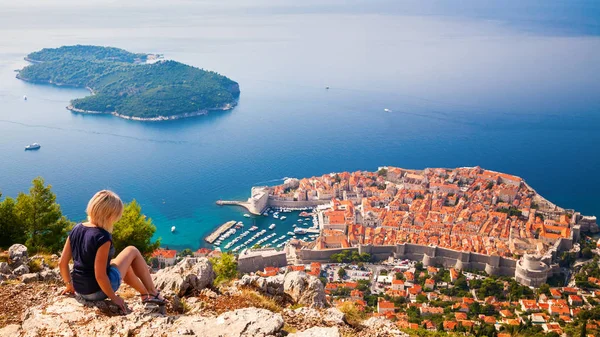 Mujer mirando el casco antiguo de Dubrovnik — Foto de Stock