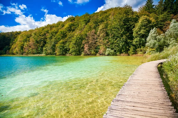 Spazierweg durch den See in plitvice — Stockfoto