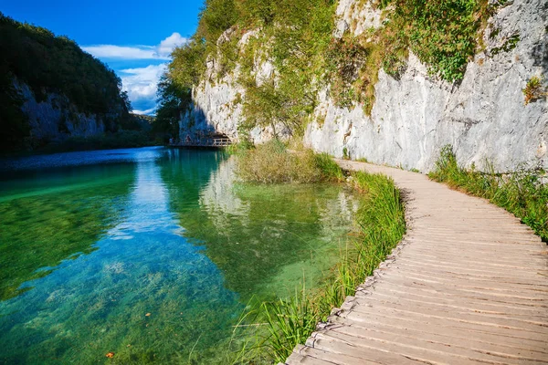 Spazierweg in der Nähe des Sees in plitvice — Stockfoto