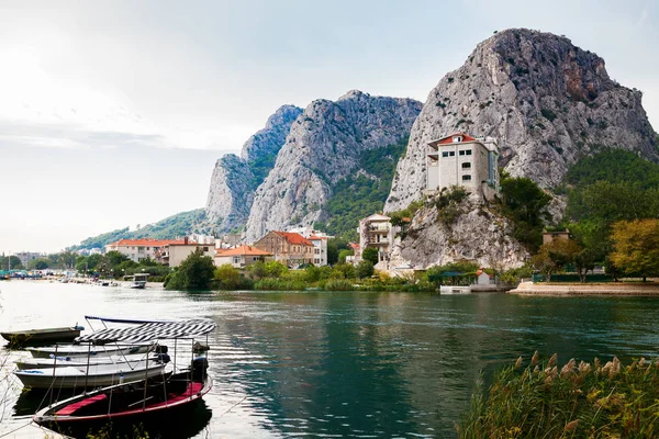 Barcos en el río Cetina en la pequeña ciudad Omis — Foto de Stock