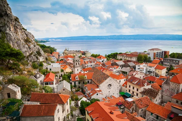Aerial view of Omis and Church of the Holy Cross — Stock Photo, Image