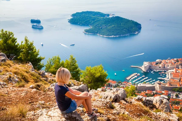 Mujer mirando el Dubrovnik y la isla Lokrum — Foto de Stock