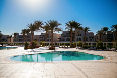 Lüks otelde küçük bir yüzme havuzu. 