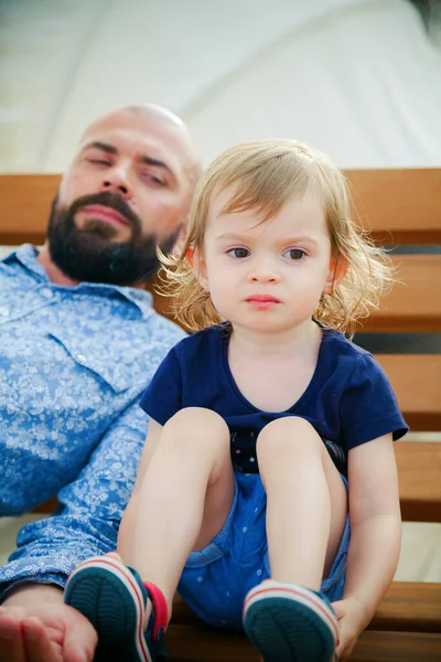 子供と父の対立概念 — ストック写真