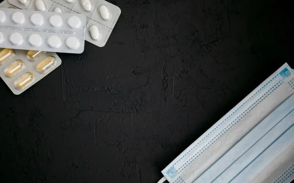 Schwarzer Hintergrund Mit Medikamenten Und Schutzmasken Krankheitskonzept Kopierraum Flache Lage — Stockfoto
