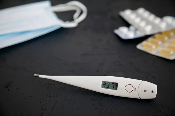 Termometre Siyah Arka Planda Ilaçlar Koruyucu Maskeler Roman Coronavirus 2019 — Stok fotoğraf