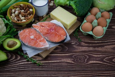 Flexitarian diyeti. Sağlıklı dengeli gıdaların ürünleri. Yeşil sebze, avokado, fındık, somon, yumurta, süt ürünleri. Sağlıklı gıda konsepti. Kopyalama alanı