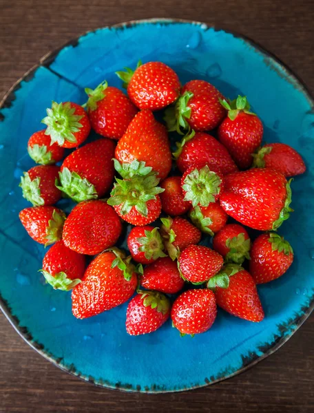 Sappige Verse Lekkere Aardbeien Een Blauw Bord — Stockfoto