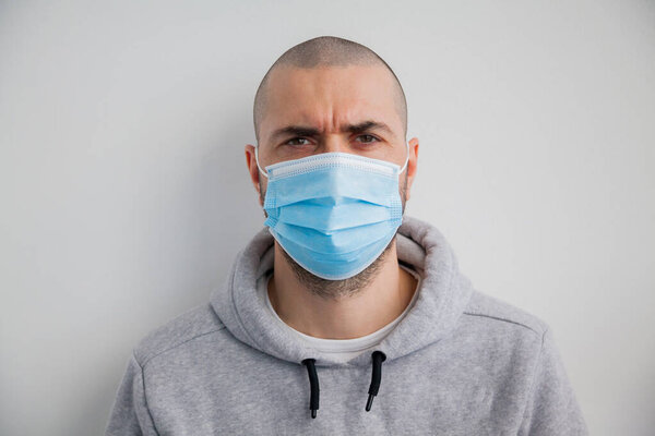 Человек носит гигиеническую защитную маску, чтобы предотвратить инфекцию, такую как коронавирус 2019-nCoV
