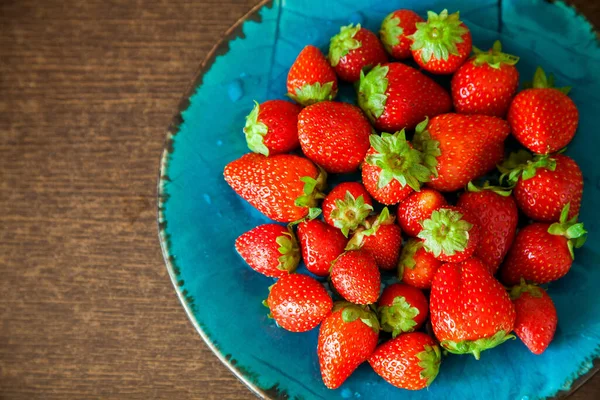 Juicy Fresh Tasty Strawberries Blue Plate — Stock Photo, Image