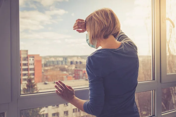 Lonely Woman Medical Mask Looking Window Isolation Home Self Quarantine — Stock Photo, Image