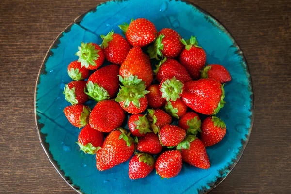 Sappige Verse Lekkere Aardbeien Een Blauw Bord — Stockfoto