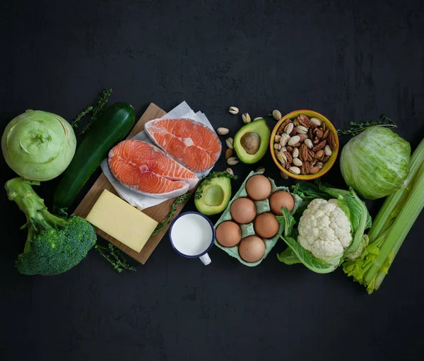 Uppsättning Produkter Hälsosam Balanserad Mat Gröna Grönsaker Avokado Nötter Lax — Stockfoto