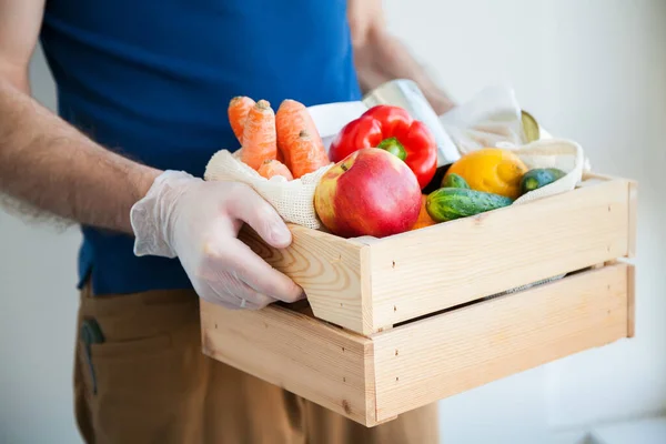 Leverans Man Bär Handskar Innehav Låda Full Olika Matvaror Donationslåda — Stockfoto