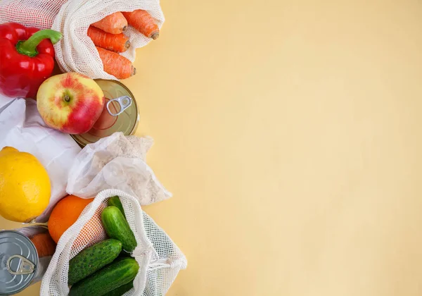 Ensemble Produits Pour Don Conserves Céréales Fruits Légumes Fond Jaune — Photo