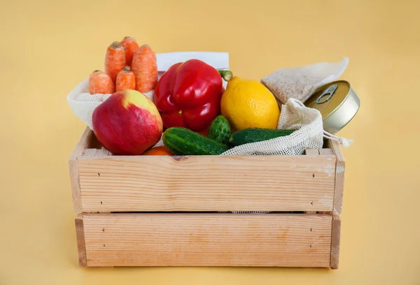 Don Boîte Bois Avec Divers Aliments Conserves Céréales Fruits Légumes — Photo