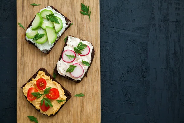 Healthy Vegetarian Rye Bread Open Sandwiches Cottage Cheese Hummus Avocado — Stock Photo, Image