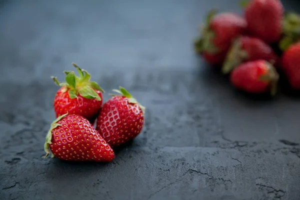 Close Rosso Fragole Succose Fresche Uno Sfondo Scuro — Foto Stock