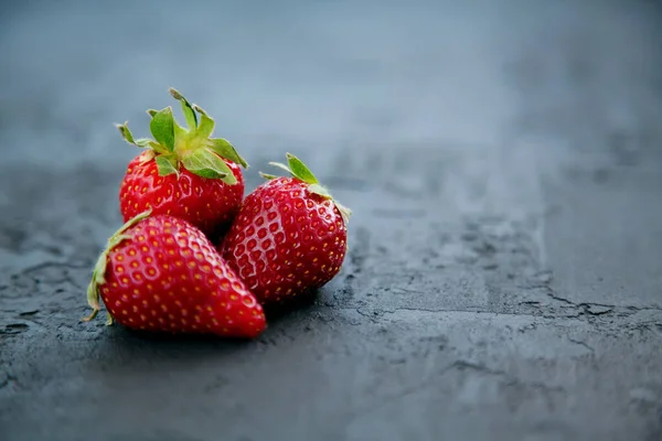 Close Three Red Fresh Juicy Strawberries Dark Background — Stock Photo, Image