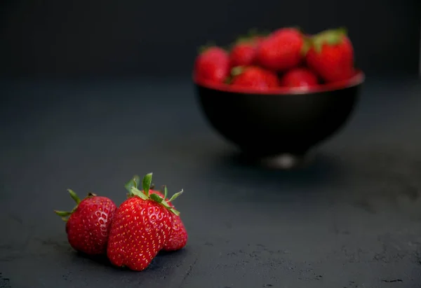 Rode Verse Sappige Aardbeien Een Zwarte Achtergrond — Stockfoto