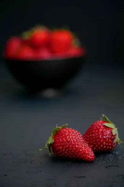 Close Rode Fris Sappige Aardbeien Een Zwarte Achtergrond — Stockfoto
