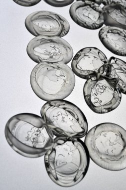 Tuhaf bir şekil aldı soğutulmuş cam damla