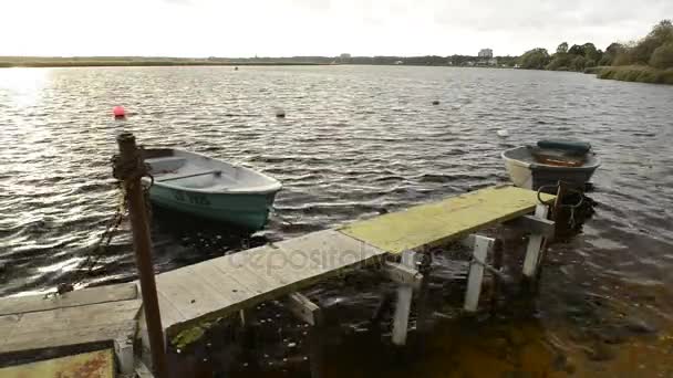 Рыбацкие лодки у реки — стоковое видео