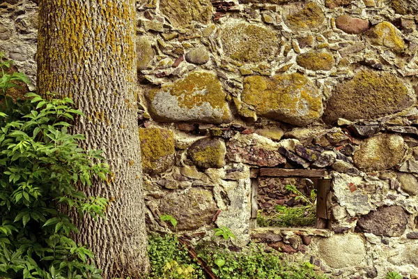 Küçük bir pencere ile doğal taş duvar yapılmış