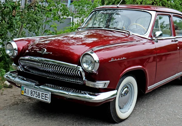 Ucraina, 29 giugno 2015: GAZ 21 Volga auto d'epoca parcheggiata in strada . — Foto Stock