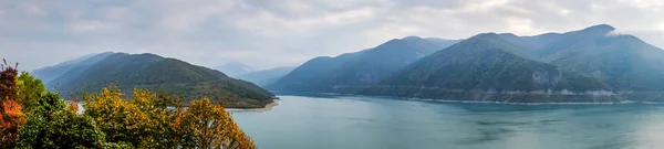Красочный осенний пейзаж в горах Кавказа — стоковое фото