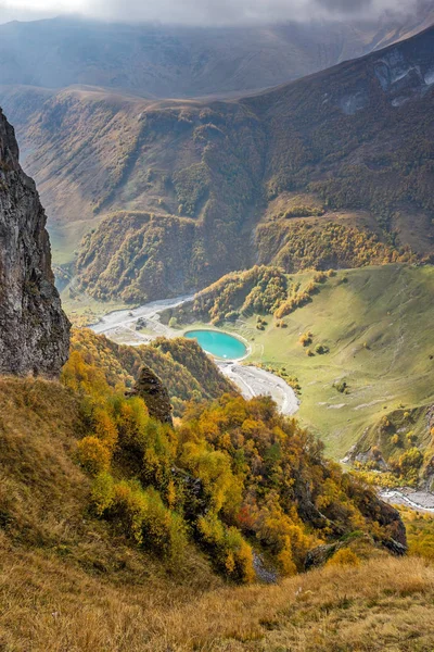 Kafkas Dağları renkli sonbahar manzara — Stok fotoğraf