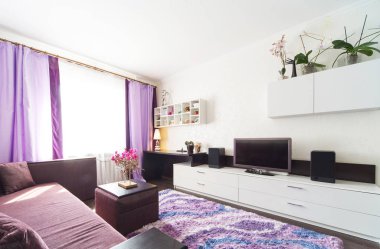 Modern iç tasarım, oturma odası, ev, konfor, yatak odası, masa, kanepe, beyaz ve mor 