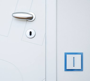 Işıklı beyaz kapı tokmağı