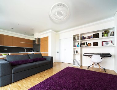 Rahat yatağı ve masası olan modern oturma odası 