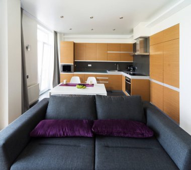 Beyaz ve gri duvarlı modern mutfak.