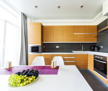 Beyaz ve gri duvarlı modern mutfak.
