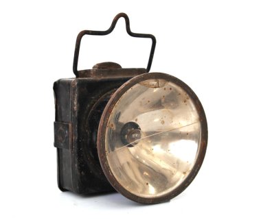 Beyaz arkaplanda izole edilmiş eski model el feneri