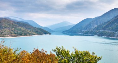 Güzel göl manzarası