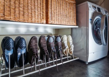 Ayakkabılar ve ayakkabılar rafta.