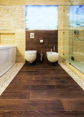 Modern bir tuvaletin içinde.