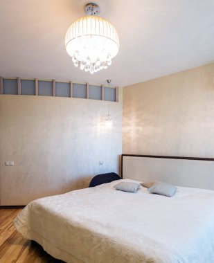 Rahat bir yatak odasının içinde.