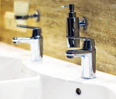 Modern musluk lavaboda.