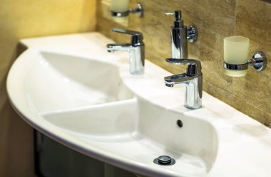 Lavabosu ve musluğu olan modern banyo. 