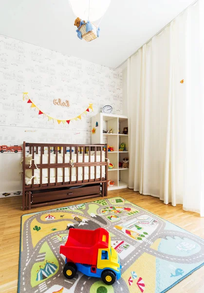 Intérieur Une Chambre Avec Lit Enfant — Photo