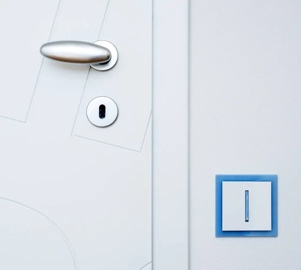 Işıklı Beyaz Kapı Tokmağı — Stok fotoğraf
