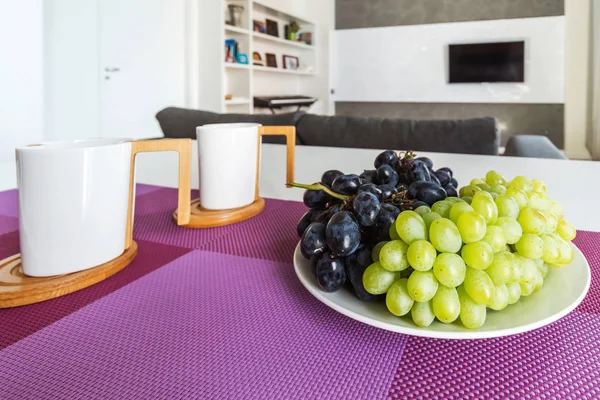 Moderne Kjøkken Med Bord Med Frukt Bakgrunnen – stockfoto