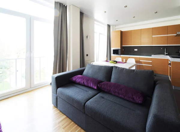 Moderne Wohnzimmereinrichtung Mit Sofa Und Tisch — Stockfoto