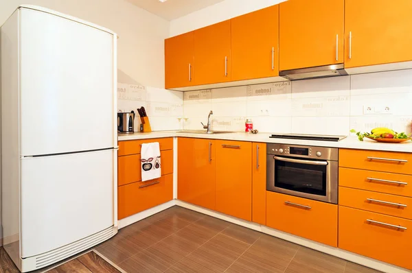 Cucina Moderna Arancione Con Pareti Bianche Una Grande Finestra — Foto Stock