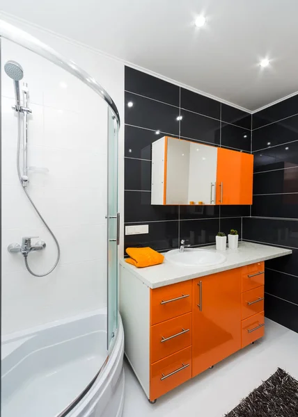 Moderne Badeværelse Med Hvide Vægge Vask - Stock-foto